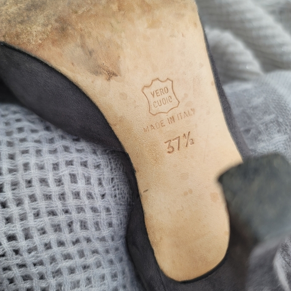 Manolo Blahnik gray suede D'Orsay pumps, 37.5 - Picture 5 of 6